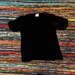 Black, puffy mesh sleeve shirt size:L